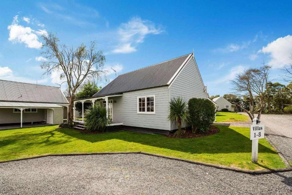Cottage-style villas and gardens at Huka Falls Resort in Taupō